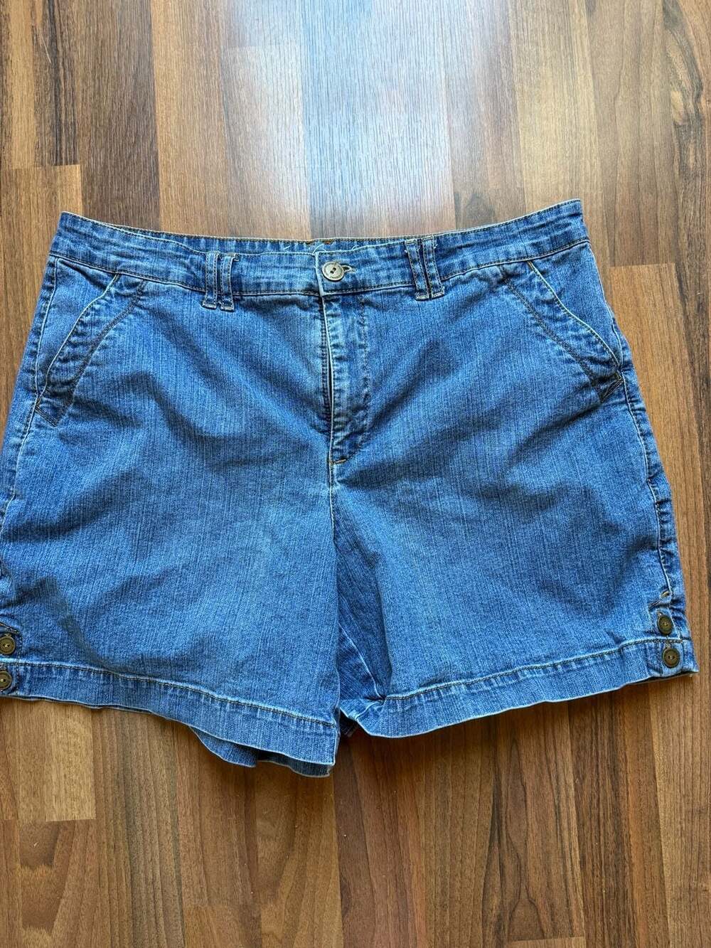 Gloria Vanderbilt Amanda Slimming Effect Denim Shorts Size 16 Short